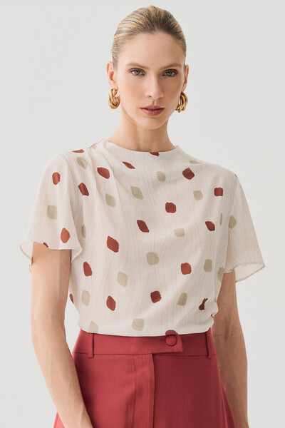 Foto Blusa Assimétrica Abstrata Gola Careca Baixa Pregas Ombro Direito