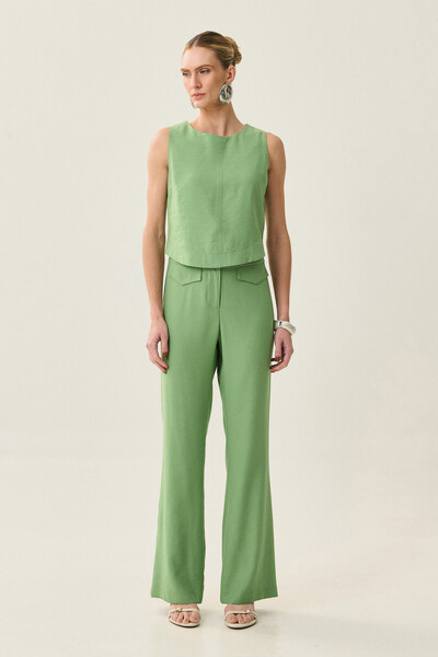 Foto Conjunto de Alfaiataria de Blusa Regata Crop Recorte Calça Reta Aba Botões Forrados Double