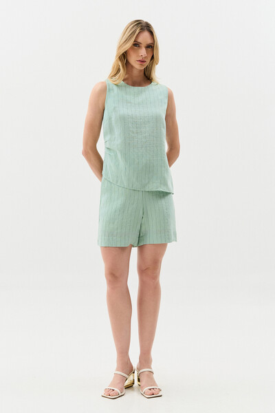 FotoConjunto de Linho Listrado de Blusa Regata Assimétrica Lateral Franzida e Shorts