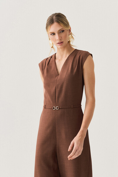 Foto Macacão Regata de Alfaiataria Decote V Ombro Pregas Cinto Fino Gold