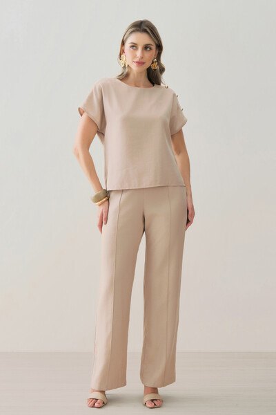 Foto Conjunto de Blusa Assimétrica Manga Morcego Gold Triple e Calça Reta Nervura