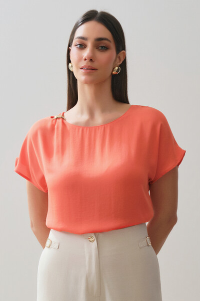 Foto Blusa Manga Morcego Decote Cut Out Gold