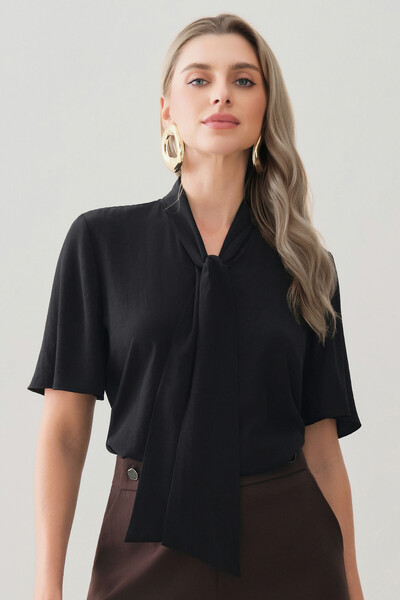 Foto Blusa de Cetim Gola Dobrada de Laço