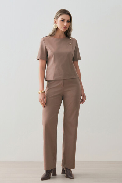 Foto Conjunto de Alfaiataria de Blusa Crop Assimétrica Ombro Esquerdo Prega Gold Double e Calça Reta