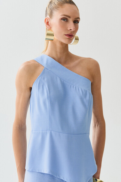 FotoConjunto de Blusa Regata Assimétrica Um Ombro Só Recorte Cintura e Calça Wide Leg Botão Forrado