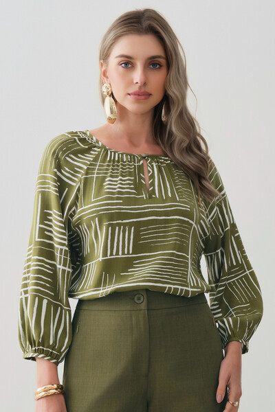 Foto Blusa Abstrata Manga 3/4 Raglan Decote Gota Mini Botão