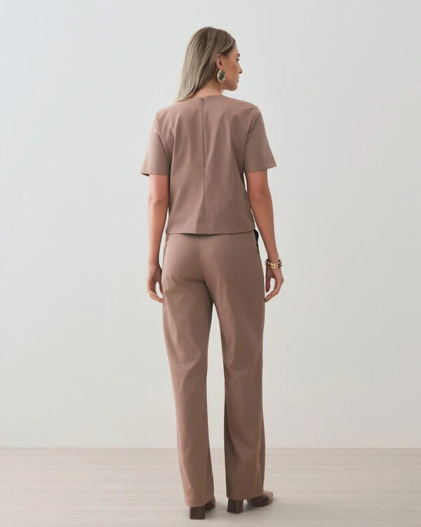 Conjunto de Alfaiataria de Blusa Crop Assimétrica Ombro Esquerdo Prega Gold Double e Calça Reta