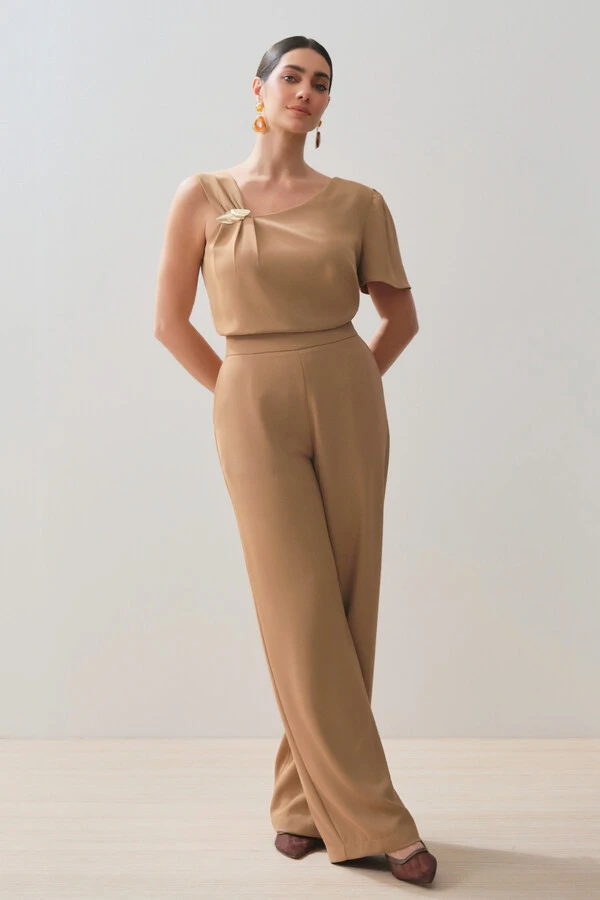 Conjunto de Alfaiataria de Blusa Assimétrica Alça Direita Gold Pregas e Pantalona