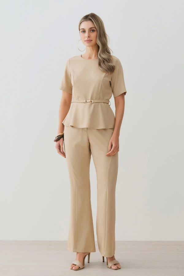 Conjunto de Blusa Crop Peplum Recorte Cinto Gold e Calça Flare Recorte