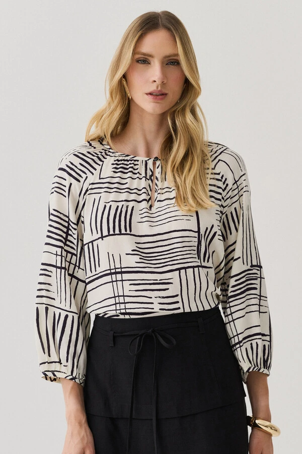 Blusa Abstrata Manga 3/4 Raglan Decote Gota Mini Botão