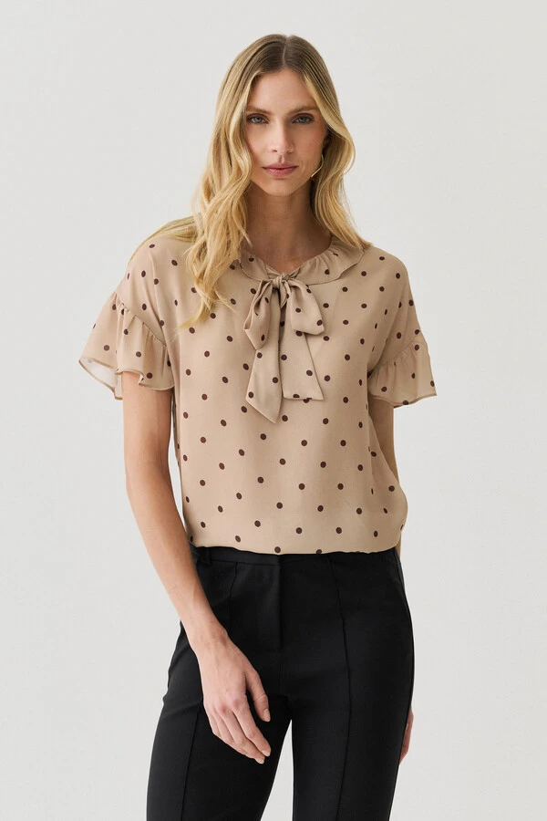 Blusa Poa Manga Franzida Decote Babado Laço