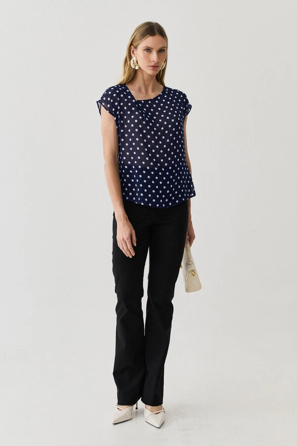 Blusa Poa de Chiffon Manga Morcego Decote Assimétrico Prega