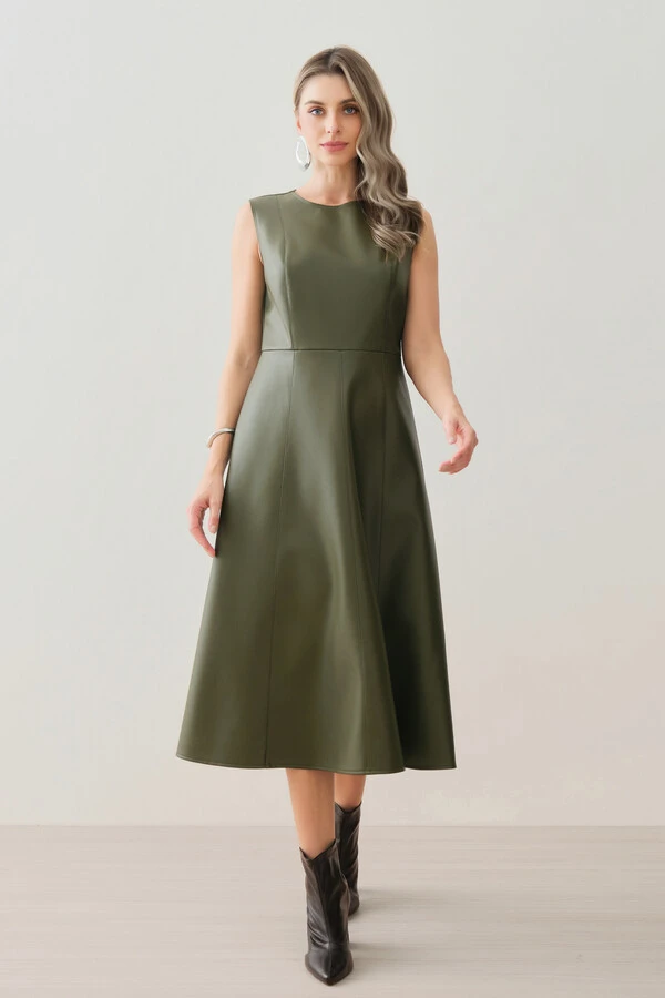 Vestido Midi Evasê Regata de Couro Recortes