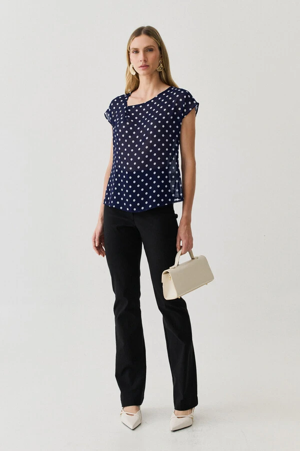 Blusa Poa de Chiffon Manga Morcego Decote Assimétrico Prega