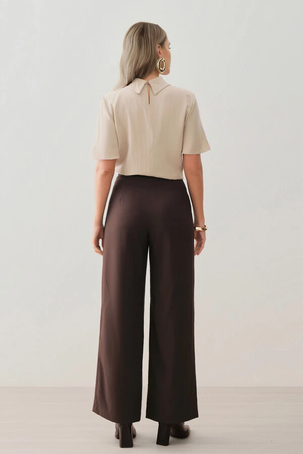 Blusa de Cetim Gola Dobrada Recorte Assimétrico Cut Out