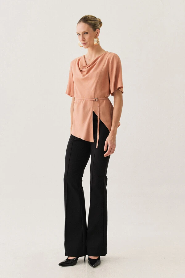 Blusa Assimétrica Transpassada Manga Evasê Decote Drapeado Cinto Fino