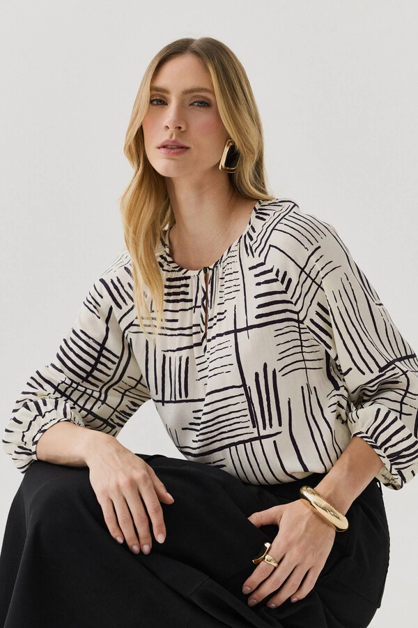 Blusa Abstrata Manga 3/4 Raglan Decote Gota Mini Botão