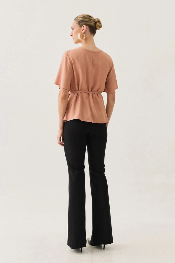 Blusa Assimétrica Transpassada Manga Evasê Decote Drapeado Cinto Fino