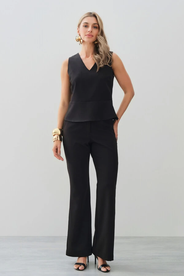 Conjunto de Alfaiataria de Blusa Regata Decote V Recorte e Calça Flare Botão Forrado