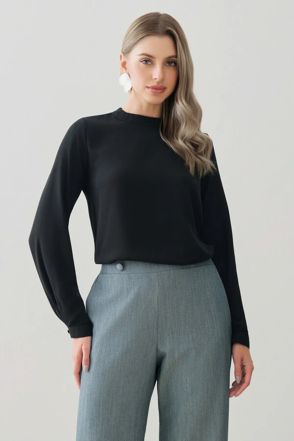 Blusa Assimétrica Manga Longa Punho Gola Baixa Ombro Esquerdo Pregas Triple