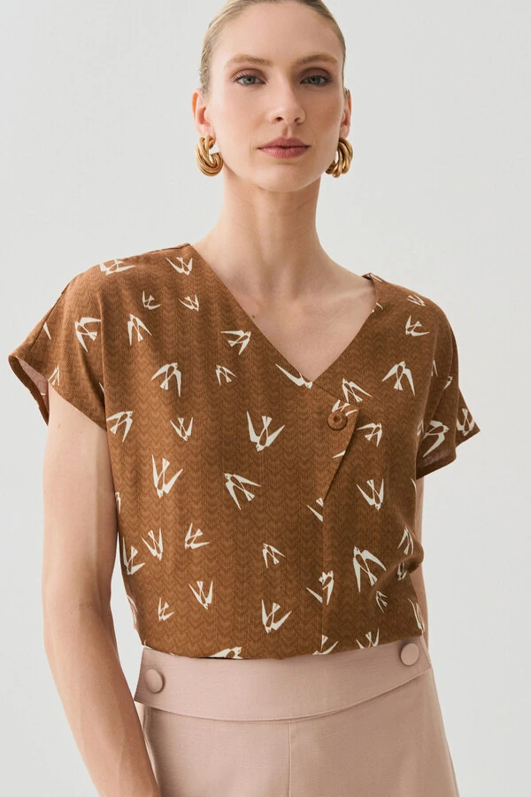 Blusa Pássaro Manga Morcego Decote V Botão Forrado