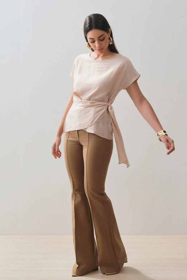 Blusa Manga Morcego Faixa Transpassada Fenda Lateral Direita