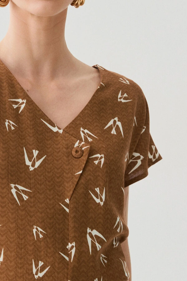 Blusa Pássaro Manga Morcego Decote V Botão Forrado