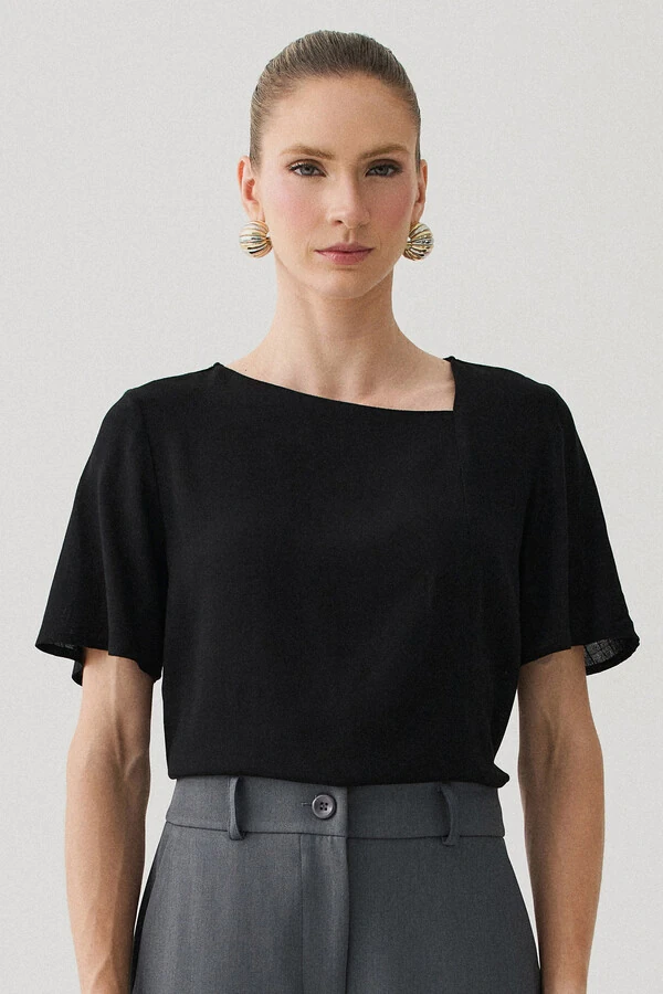 Blusa Decote V Assimétrico Recorte