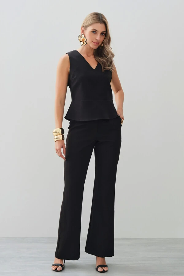 Conjunto de Alfaiataria de Blusa Regata Decote V Recorte e Calça Flare Botão Forrado