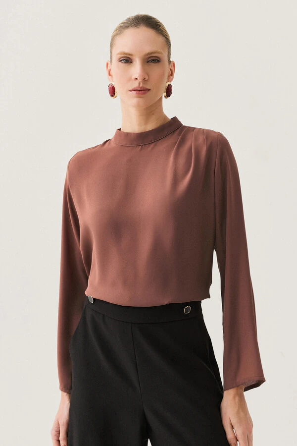 Blusa Assimétrica Manga Longa Evasê Gola Baixa Pregas Ombro Esquerdo