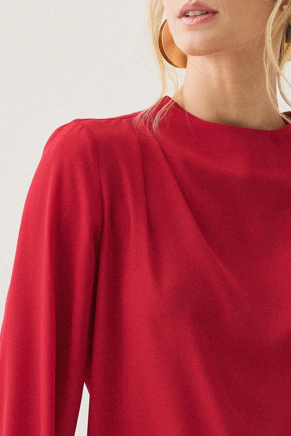 Blusa Assimétrica Manga Longa Punho Double Gola Careca Baixa Ombro Direito Pregas Double