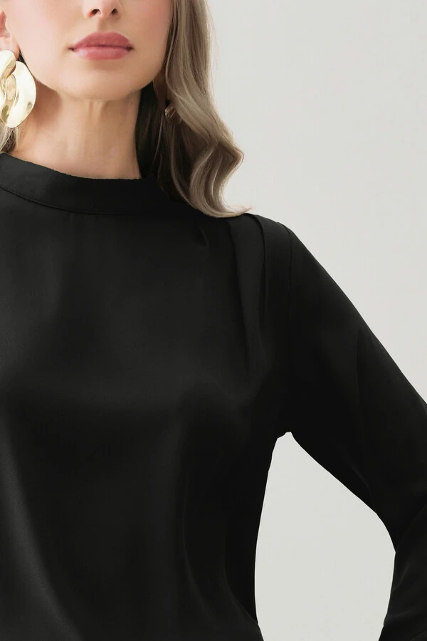 Blusa Assimétrica Manga Longa Evasê Gola Baixa Pregas Ombro Esquerdo