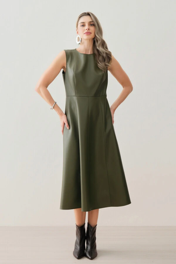 Vestido Midi Evasê Regata de Couro Recortes