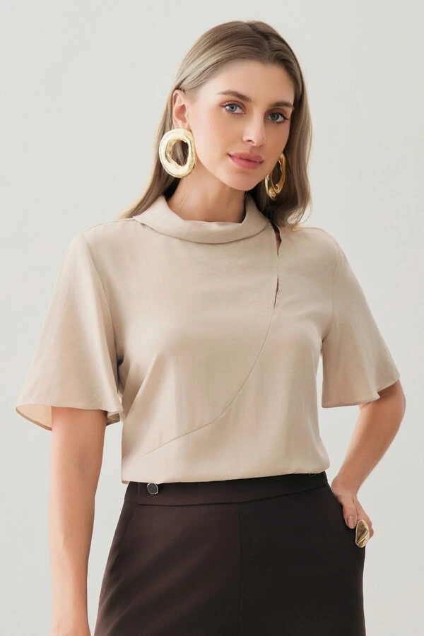 Blusa de Cetim Gola Dobrada Recorte Assimétrico Cut Out