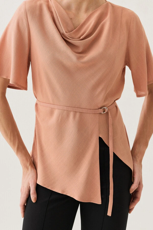 Blusa Assimétrica Transpassada Manga Evasê Decote Drapeado Cinto Fino