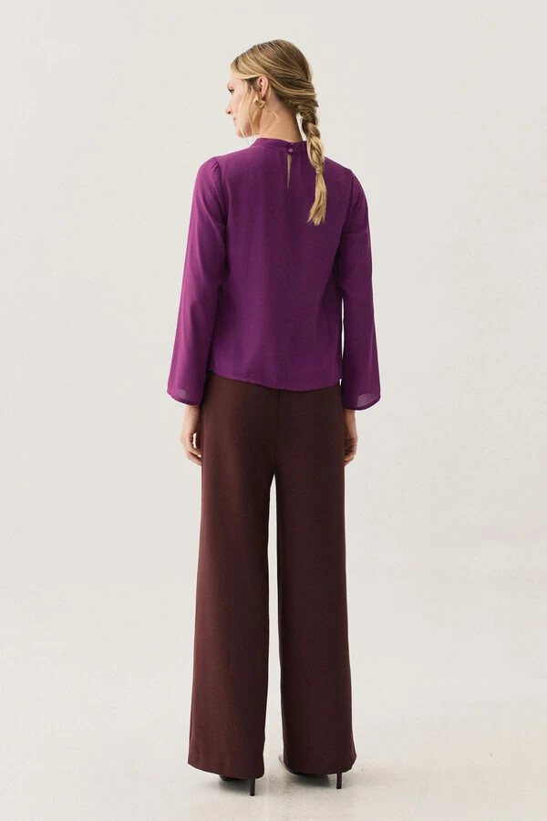 Blusa Assimétrica Manga Longa Evasê Gola Baixa Pregas Ombro Esquerdo