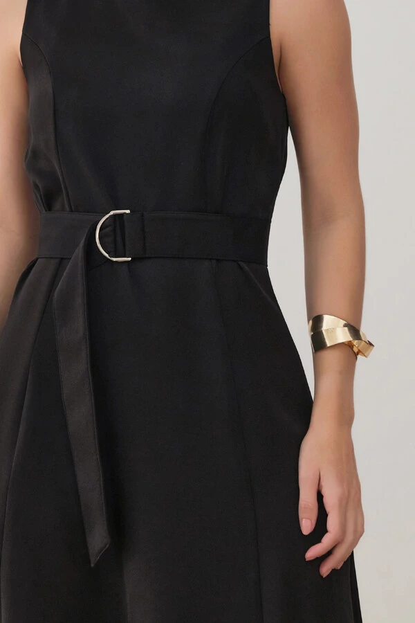 Vestido Midi Evasê Regata de Alfaiataria Recortes Cinto Fivela Gold