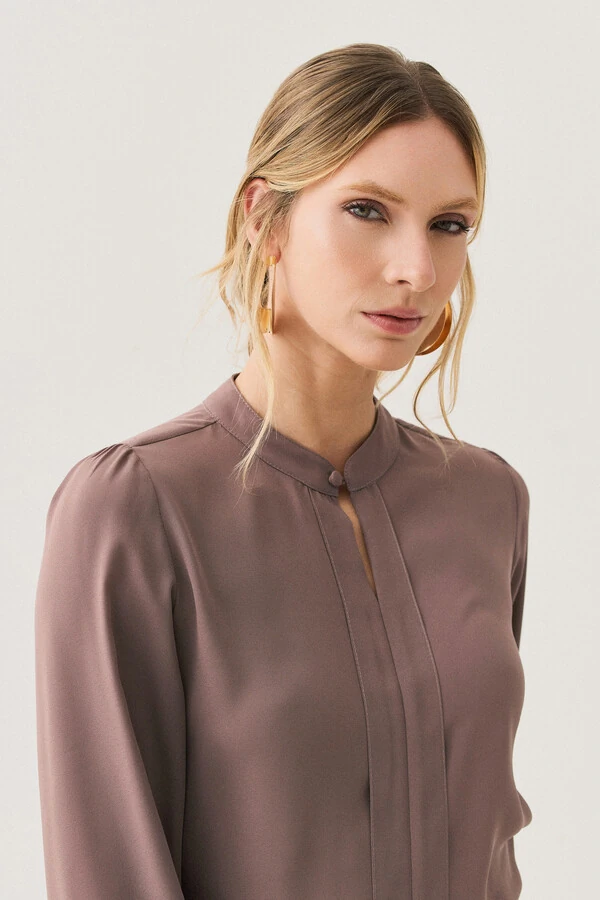 Blusa Manga Longa Punho Gola Baixa Mini Botão Forrado Pregas