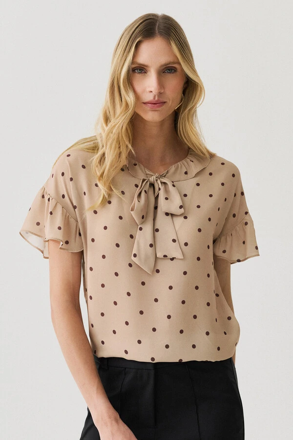 Blusa Poa Manga Franzida Decote Babado Laço