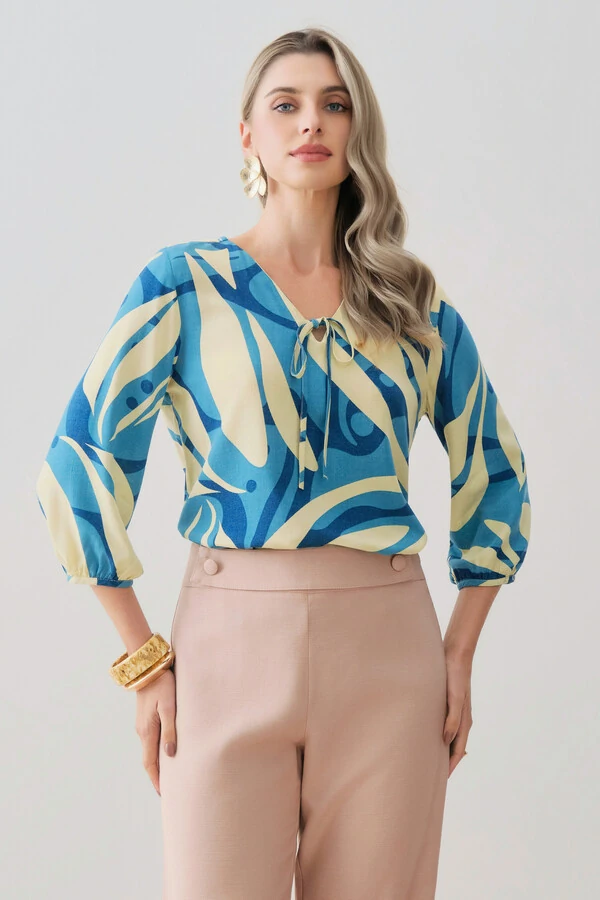 Blusa Folhagem Abstrata Manga 3/4 Decote V Laço