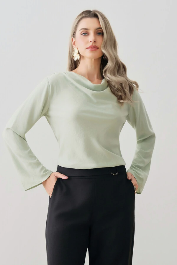 Blusa de Cetim Manga Longa Flare Decote Drapeado