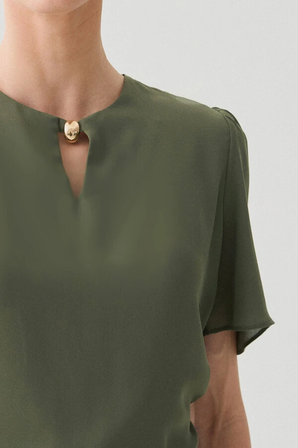 Blusa Manga Evasê Decote Vazado Gold