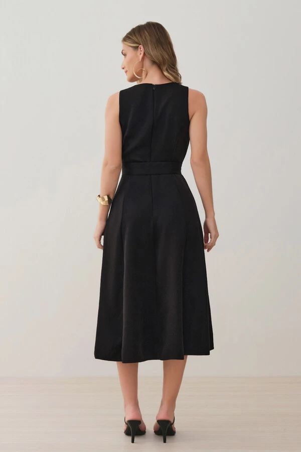 Vestido Midi Evasê Regata de Alfaiataria Recortes Cinto Fivela Gold