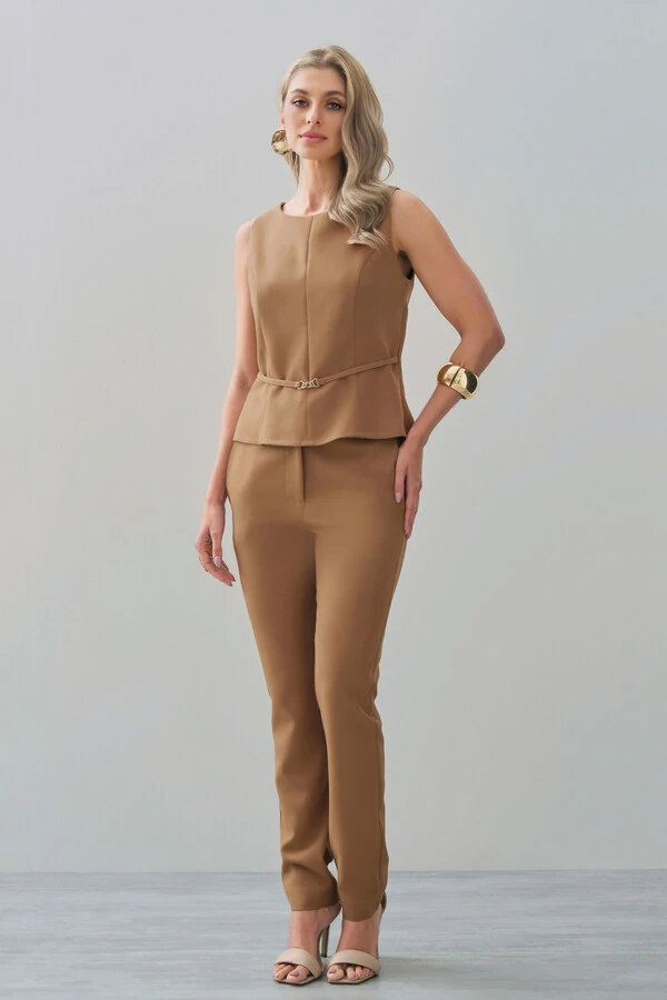 Conjunto de Alfaiataria de Blusa Regata Recorte Cinto Gold e Calça Reta