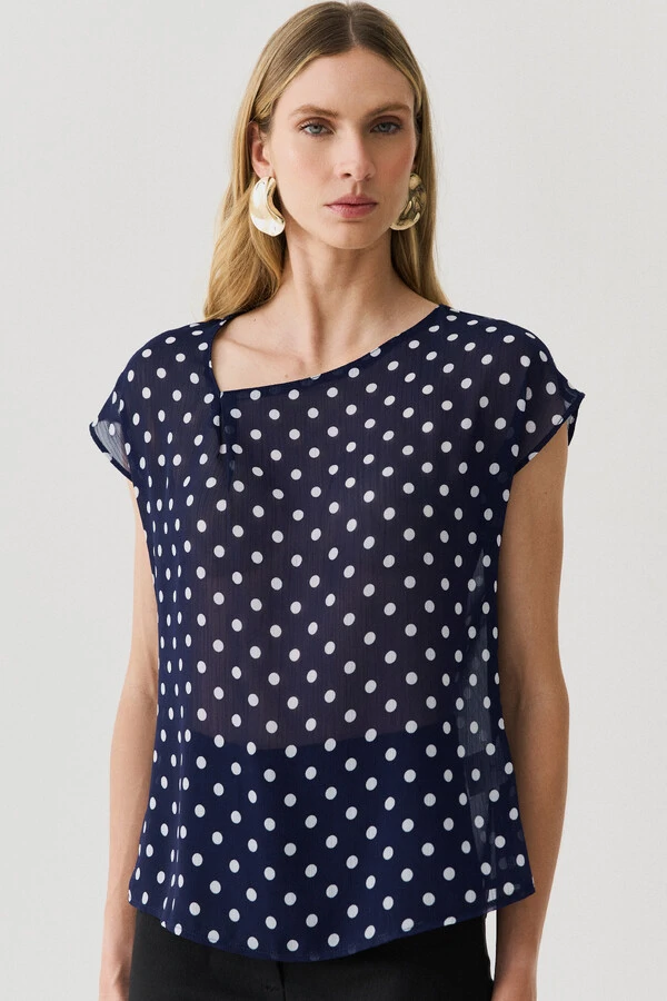 Blusa Poa de Chiffon Manga Morcego Decote Assimétrico Prega