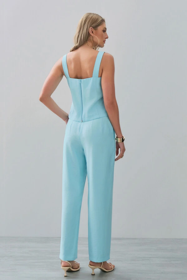 Conjunto de Alfaiataria Blusa de Alça Crop Assimétrica Lateral Franzida e Calça Reta Botão Forrado