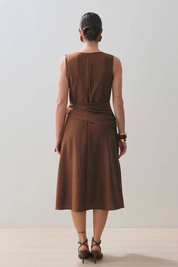Vestido Midi Regata de Textrua Listrada Cintura Faixa Franzida