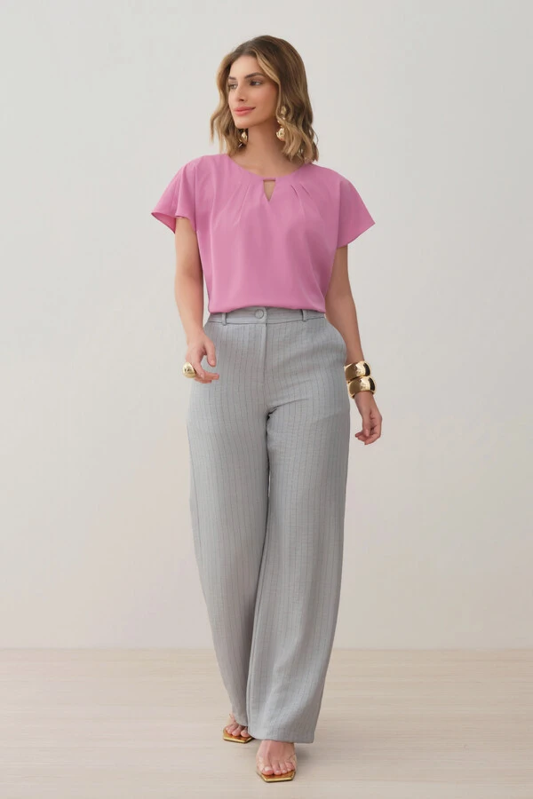 Blusa Manga Morcego Evasê Decote Cut Out Pregas