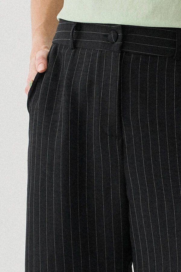 Pantalona Slim Risca de Giz Botão Forrado
