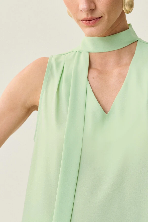 Regata Gola Baixa Laço Decote V Ombro Prega